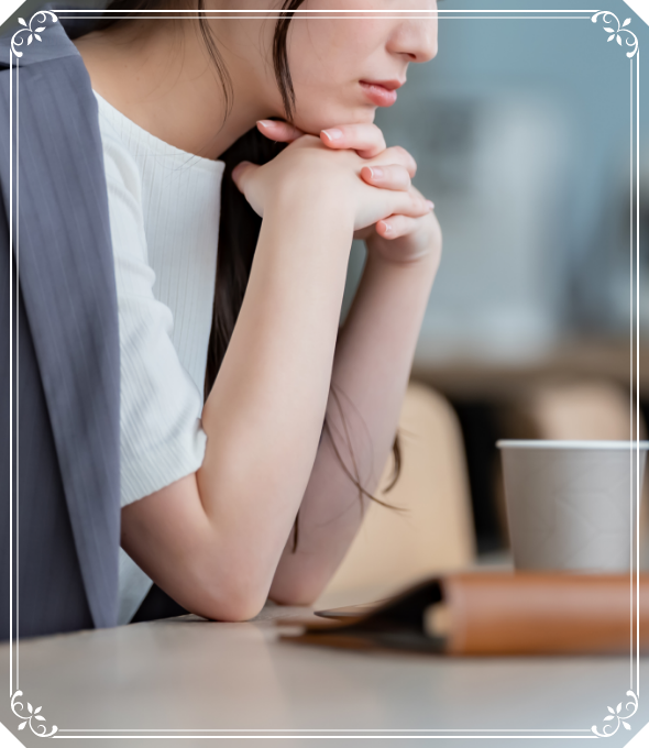 悩む女性の写真